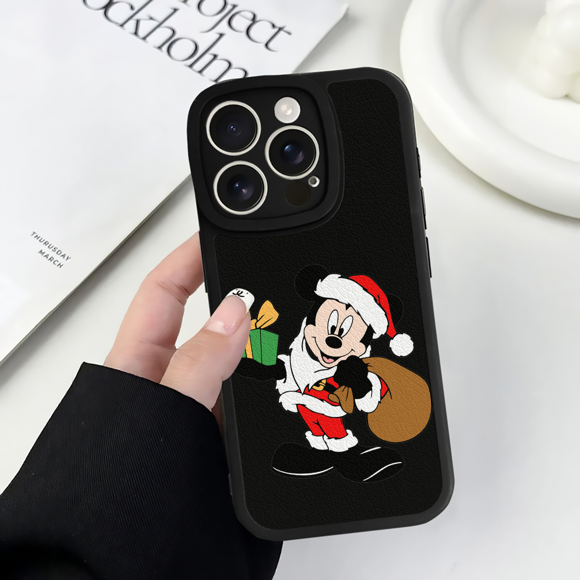 （画像用） ミッキーマウス Mickey Mouse 【iPhone 16シリーズ対応】シリコンスマホケース（レザー調） 材質：シリコン